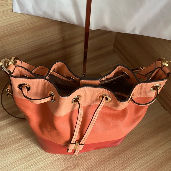 💥😍SUPER  MICHAEL KORS BUCKET DOTTIE COLOR BLOCK GRAPEFRUIT & PINK LEATHER BAG - Picture 13 of 15